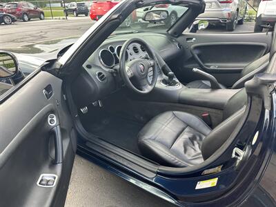 2007 Pontiac Solstice Convertible   - Photo 17 - Flushing, MI 48433