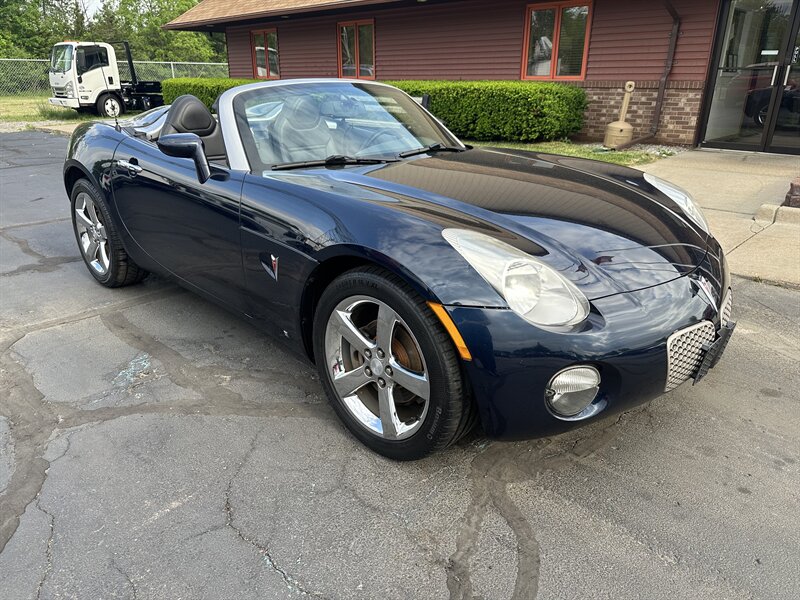 2007 Pontiac Solstice Convertible   - Photo 1 - Flushing, MI 48433