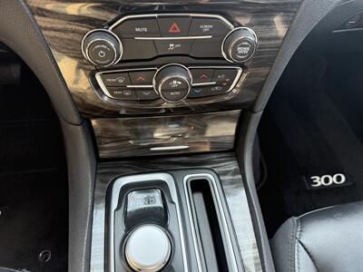 2017 Chrysler 300 Series Limited  AWD - Photo 14 - Flushing, MI 48433