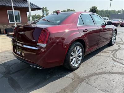 2017 Chrysler 300 Series Limited  AWD - Photo 5 - Flushing, MI 48433