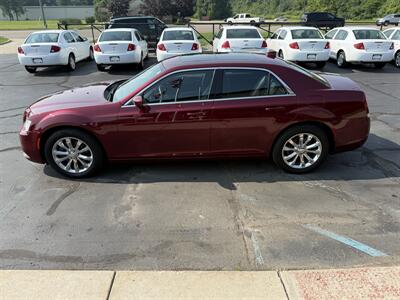 2017 Chrysler 300 Series Limited  AWD - Photo 9 - Flushing, MI 48433