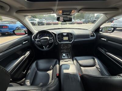 2017 Chrysler 300 Series Limited  AWD - Photo 19 - Flushing, MI 48433