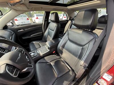2017 Chrysler 300 Series Limited  AWD - Photo 7 - Flushing, MI 48433