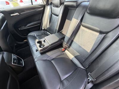 2017 Chrysler 300 Series Limited  AWD - Photo 20 - Flushing, MI 48433