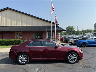 2017 Chrysler 300 Series Limited  AWD - Photo 4 - Flushing, MI 48433