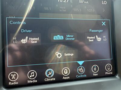 2017 Chrysler 300 Series Limited  AWD - Photo 15 - Flushing, MI 48433