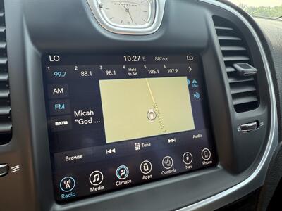 2017 Chrysler 300 Series Limited  AWD - Photo 12 - Flushing, MI 48433