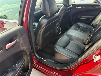 2017 Chrysler 300 Series Limited  AWD - Photo 18 - Flushing, MI 48433