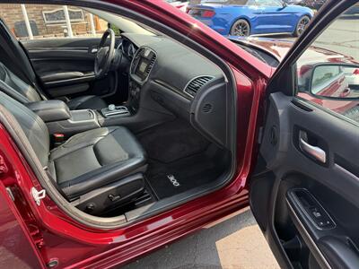 2017 Chrysler 300 Series Limited  AWD - Photo 27 - Flushing, MI 48433