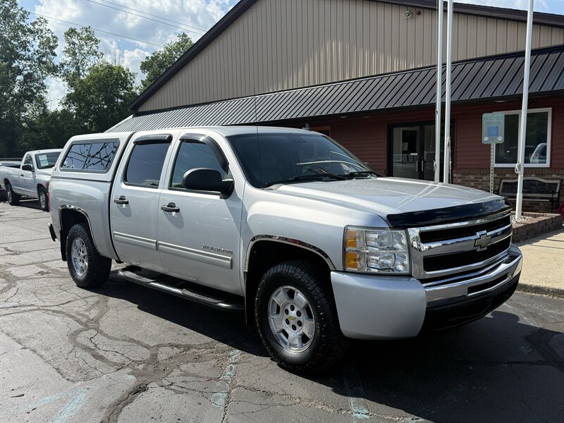2011 Chevrolet Silverado 1500 LT  4X4 - Photo 1 - Flushing, MI 48433