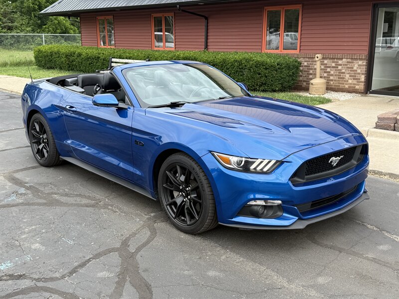 2017 Ford Mustang GT Premium Convertible - Photo 1 - Flushing, MI 48433