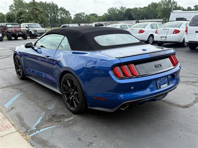 2017 Ford Mustang GT Premium  Convertible - Photo 9 - Flushing, MI 48433