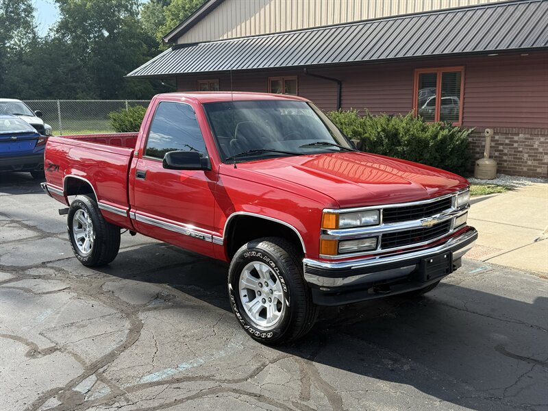 1996 Chevrolet 1500 Silverado 2dr K1500 Silverado  4X4 - Photo 1 - Flushing, MI 48433