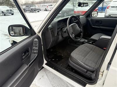 2001 Jeep Cherokee Sport  4X4 - Photo 10 - Flushing, MI 48433