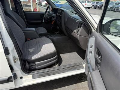 2001 Jeep Cherokee Sport 4X4 - Photo 32 - Flushing, MI 48433