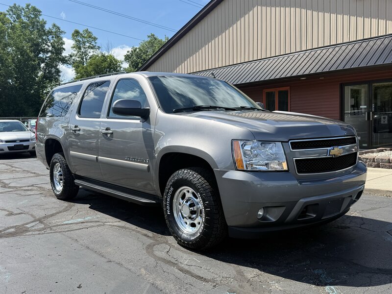 2007 Chevrolet Suburban 2500 LT  4WD - Photo 1 - Flushing, MI 48433