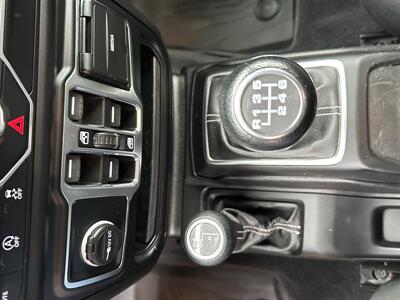 2020 Jeep Gladiator Overland 6-SPEED  4X4 - Photo 16 - Flushing, MI 48433