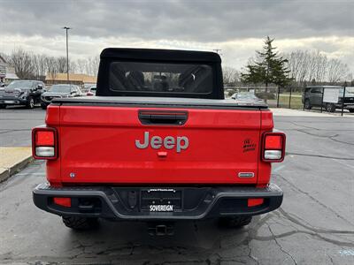 2020 Jeep Gladiator Overland 6-SPEED  4X4 - Photo 6 - Flushing, MI 48433