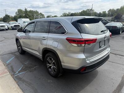 2018 Toyota Highlander LE   - Photo 3 - Flushing, MI 48433