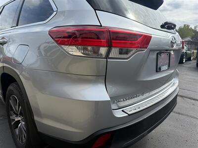 2018 Toyota Highlander LE   - Photo 18 - Flushing, MI 48433