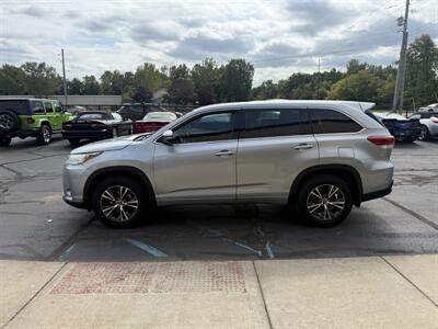 2018 Toyota Highlander LE   - Photo 2 - Flushing, MI 48433
