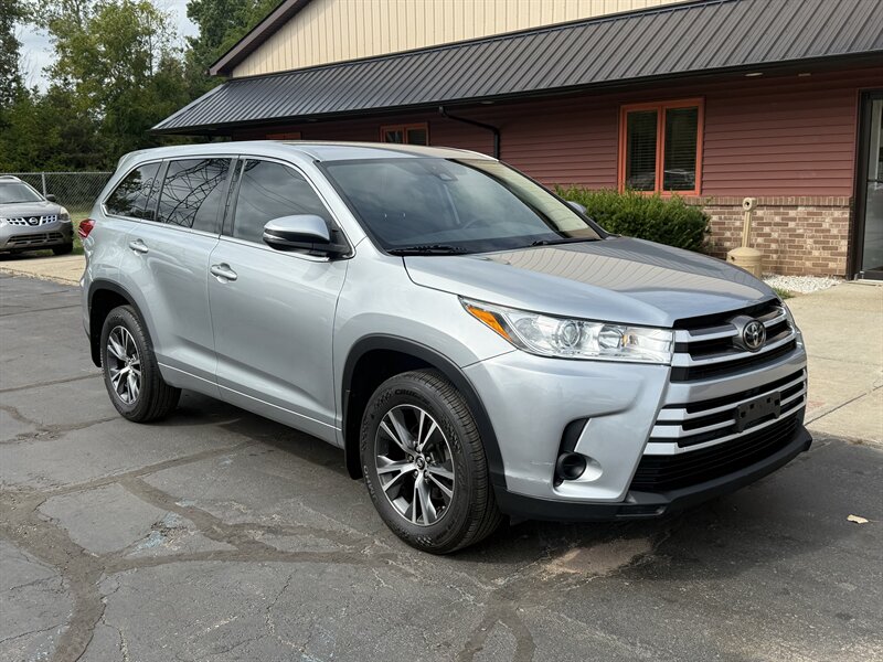 2018 Toyota Highlander LE   - Photo 1 - Flushing, MI 48433