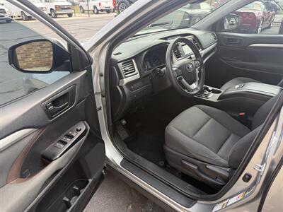 2018 Toyota Highlander LE   - Photo 28 - Flushing, MI 48433
