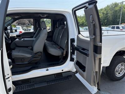 2019 Ford F-350 Super Duty XL  Supercab 4X4 - Photo 16 - Flushing, MI 48433