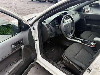 2011 Ford Focus SE   - Photo 10 - Flushing, MI 48433
