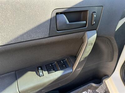2011 Ford Focus SE   - Photo 18 - Flushing, MI 48433