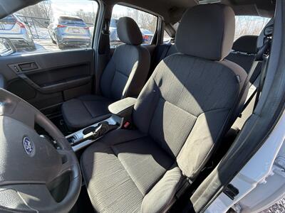 2011 Ford Focus SE   - Photo 11 - Flushing, MI 48433