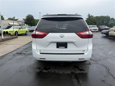 2018 Toyota Sienna LE 7-Passenger  AWD - Photo 8 - Flushing, MI 48433