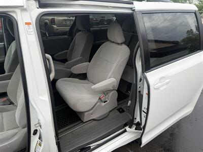 2018 Toyota Sienna LE 7-Passenger  AWD - Photo 17 - Flushing, MI 48433