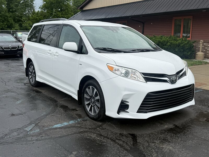 2018 Toyota Sienna LE 7-Passenger  AWD - Photo 1 - Flushing, MI 48433