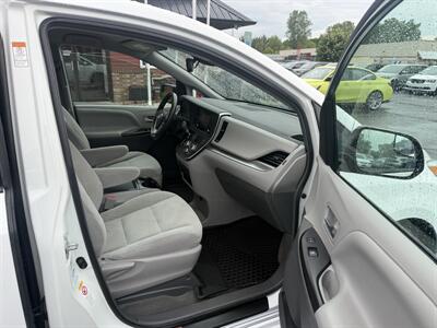 2018 Toyota Sienna LE 7-Passenger  AWD - Photo 31 - Flushing, MI 48433
