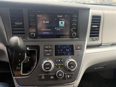 2018 Toyota Sienna LE 7-Passenger  AWD - Photo 16 - Flushing, MI 48433