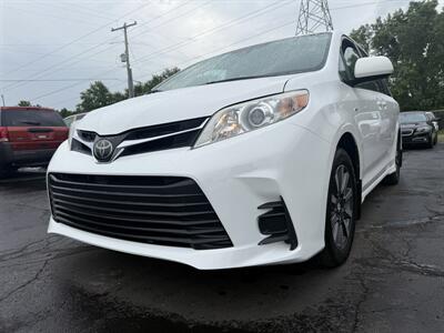 2018 Toyota Sienna LE 7-Passenger  AWD - Photo 35 - Flushing, MI 48433