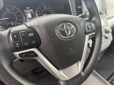2018 Toyota Sienna LE 7-Passenger  AWD - Photo 18 - Flushing, MI 48433