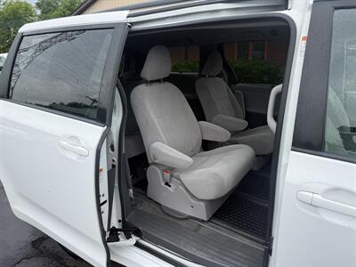 2018 Toyota Sienna LE 7-Passenger  AWD - Photo 26 - Flushing, MI 48433