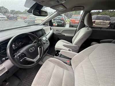 2018 Toyota Sienna LE 7-Passenger  AWD - Photo 12 - Flushing, MI 48433