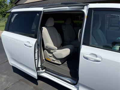 2011 Toyota Sienna LE 8-Passenger   - Photo 32 - Flushing, MI 48433