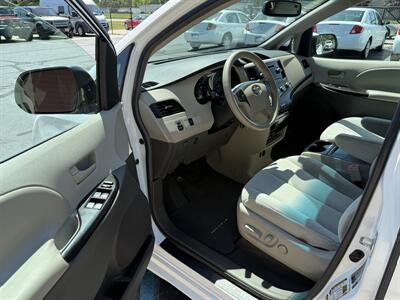 2011 Toyota Sienna LE 8-Passenger   - Photo 10 - Flushing, MI 48433