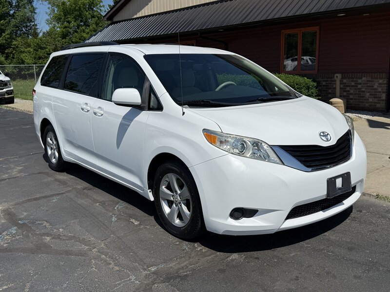 2011 Toyota Sienna LE 8-Passenger - Photo 1 - Flushing, MI 48433