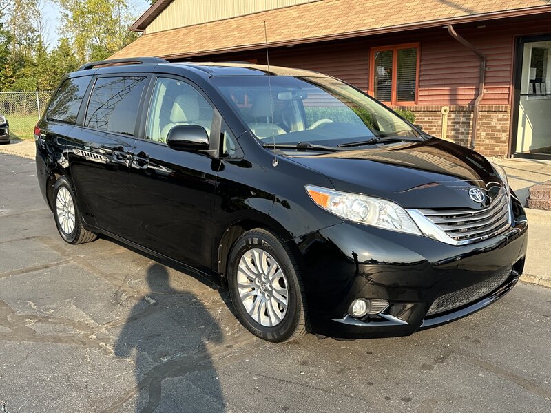 2013 Toyota Sienna XLE 8-Passenger   - Photo 1 - Flushing, MI 48433