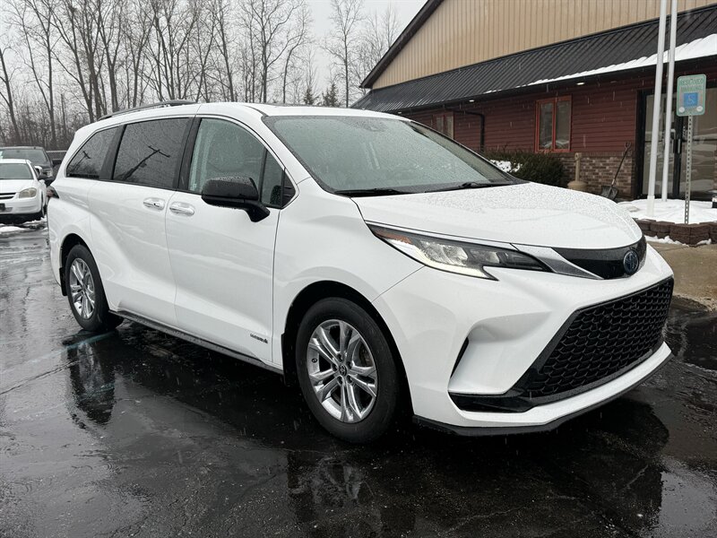 2021 Toyota Sienna XLE 7-Passenger  AWD - Photo 1 - Flushing, MI 48433