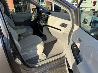 2011 Toyota Sienna Base 7-Passenger   - Photo 25 - Flushing, MI 48433