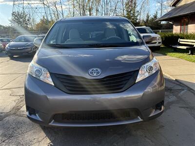 2011 Toyota Sienna Base 7-Passenger   - Photo 2 - Flushing, MI 48433