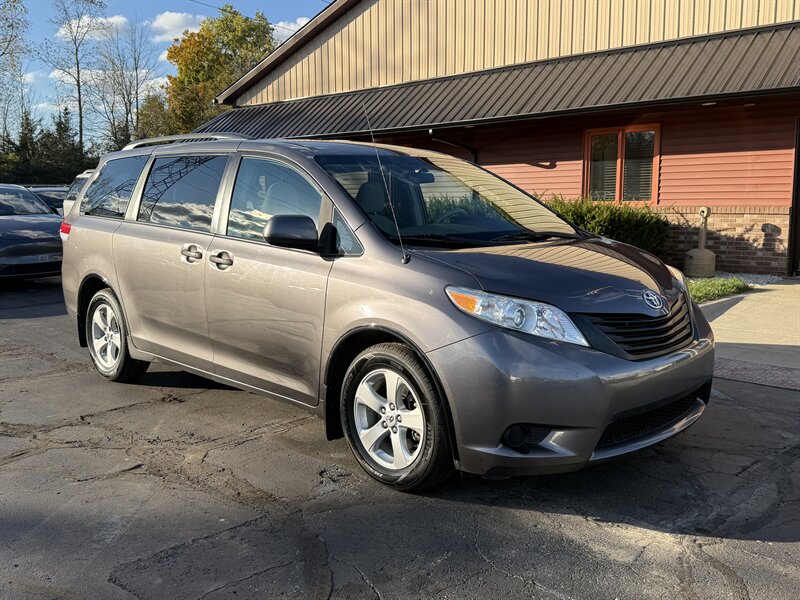 2011 Toyota Sienna Base 7-Passenger   - Photo 1 - Flushing, MI 48433