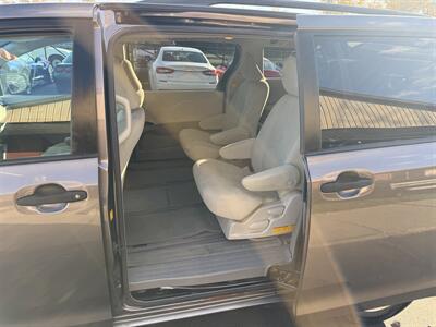 2011 Toyota Sienna Base 7-Passenger   - Photo 15 - Flushing, MI 48433