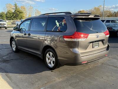 2011 Toyota Sienna Base 7-Passenger   - Photo 7 - Flushing, MI 48433